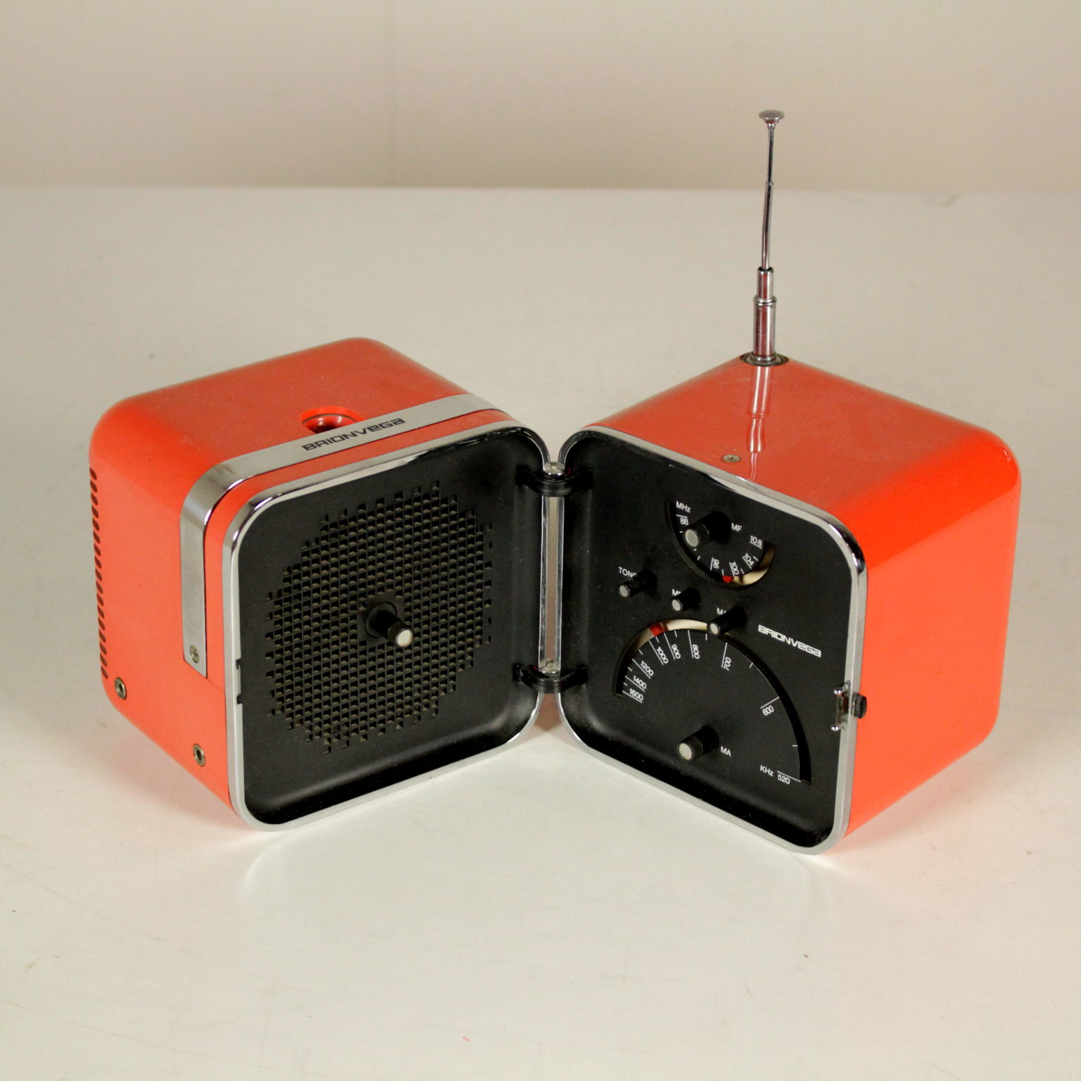 [Bild: radio-cubo-brionvega-ts-502.jpg]