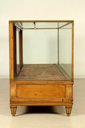 Vitrine, Mitteldisplay, gedrechselte Füße, Korpus Mahagoni, Platte, Front Kristall