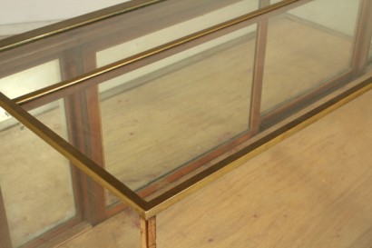 Display cabinet, center display, turned feet, body in mahogany, top, front in crystal