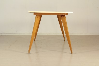 Table des années 50, cendre de bois, plancher en bois, couvert de fourmi, des conditions décentes, des signes d'usure