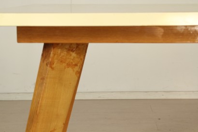 Table des années 50, cendre de bois, plancher en bois, couvert de fourmi, des conditions décentes, des signes d'usure