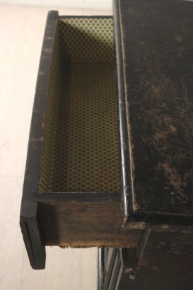 Table de chevet avec des bois antiques