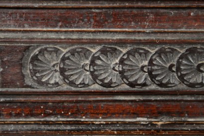 Table de chevet avec des bois antiques