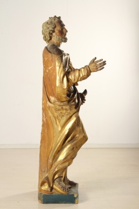 Statue en bois