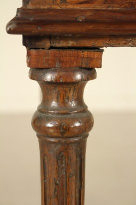 Tavolino con cassetto dettaglio gamba neoclassica