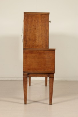 Side cabinet with raised and limelight