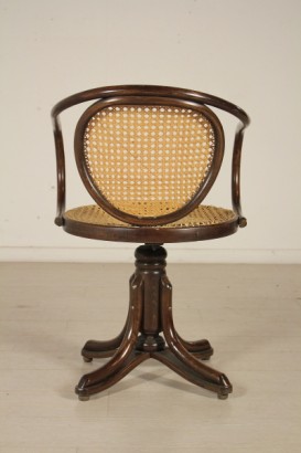 Particolare sedia girevole stile Thonet