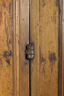 Particular Cupboard from the Center