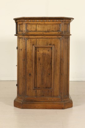 Particular side Cabinet from Center