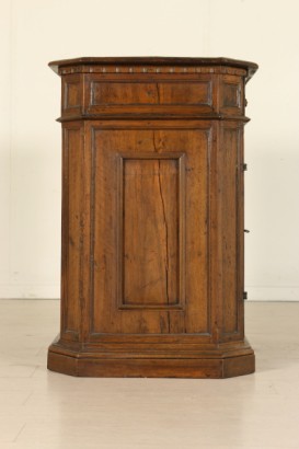 Particular side Cabinet from Center