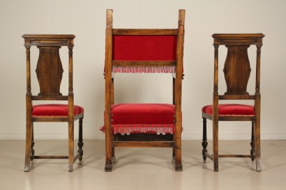 Par de sillas estilo retro y trono