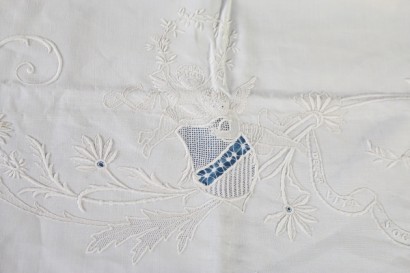Detalle del bordado de lino hoja doble con dos fundas de almohada