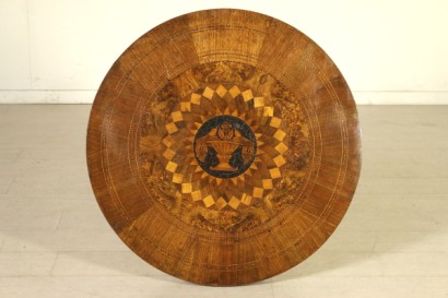 Table ronde dessus marqueté