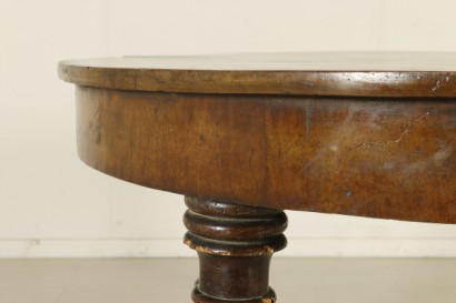 Particular extendable round table