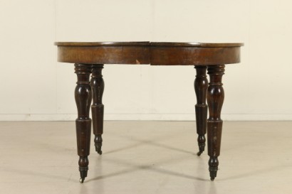 Extending round table side