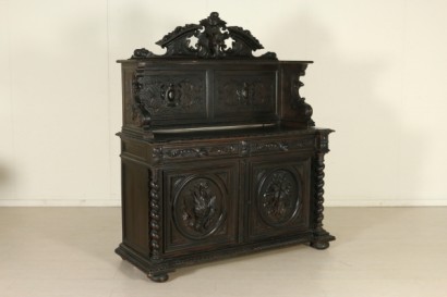 Credenza intagliata in stile Neorinascimento