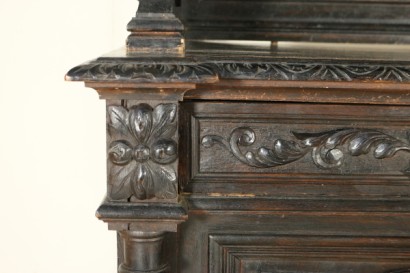 Particolare Credenza intagliata in stile Neorinascimento