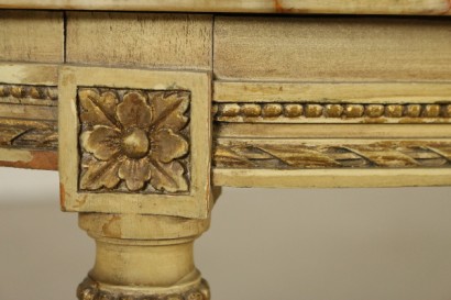 Particular neoclassical style coffee table