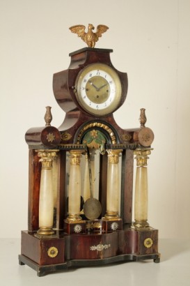 Horloge de table en forme de temple avec les colonnes