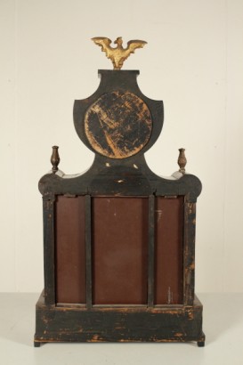 Horloge de table particulière en forme de temple avec les colonnes
