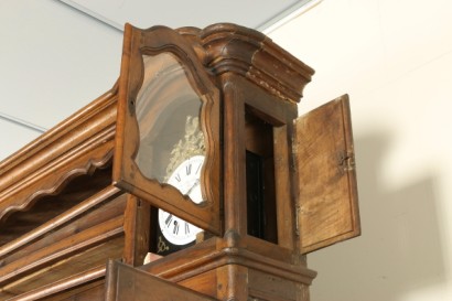 Credenza-piattaia con orologi