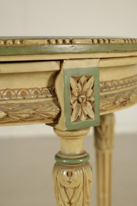 Salotto in stile neoclassico - particolare tavolino tondo