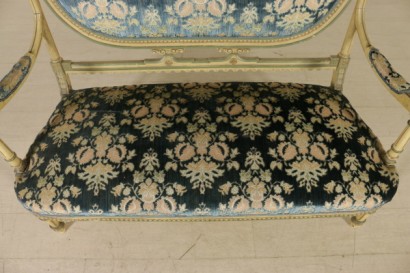 Sofá de salón de estilo neoclásico