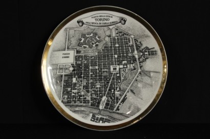 plats piero fornasetti, piero fornasetti, fornasetti l'histoire de turin, l'histoire de turin, plats l'histoire de turin, assiettes en porcelaine blanche, fornasetti turin, fornasetti city plan, # {* $ 0 $ *}, #anticonline, #piattipierofornasetti, # pierofornasetti, #fornasettilastoriaditorino, #lastoriaditorino, #piattilastoriaditorino, #piattiporcellanabianca, #fornasettitorino, # fornasettipiantacittà