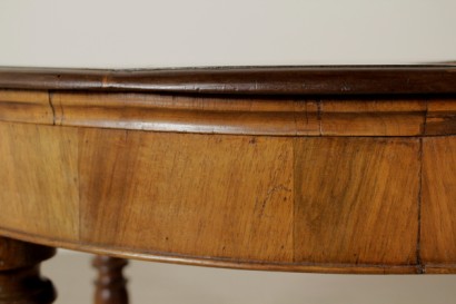 Round extendable table-detail