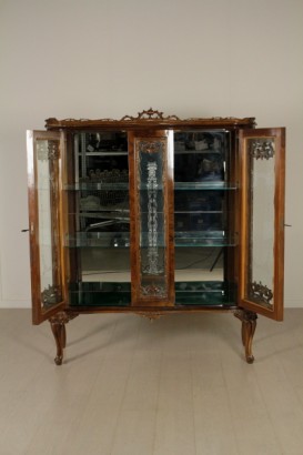 Chippendale display cabinet-Interior