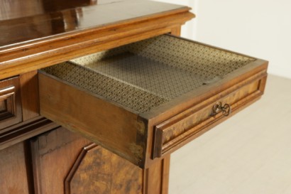 Credenza con piattaia - particolare