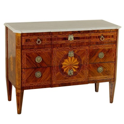 commode, commode néoclassique, commode ancienne, commode précieuse, commode de style néoclassique, style néoclassique, commode en noyer ventilé, noyer veiné, commode en bois de rose, fin XVIIIe siècle commode, commode du XVIIIe siècle, di mano in mano, marbre de Carrare, commode avec dessus en marbre de Carrare, dessus en marbre de Carrare, dessus en forme