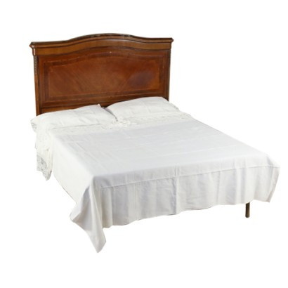 La sábana de la cama de lino con dos fundas de almohada