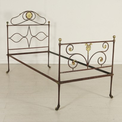 Wrought iron bed 700