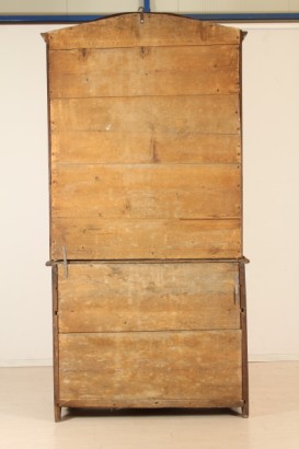 cajón de elevación con ascensor antiguo, expositor de estilo barroco piamontés de 1750, prominencia de nogal italiano con madera de algarrobo, estilizado y Cyma tallada incrustaciones