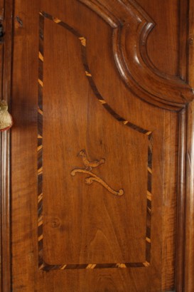 cajón de elevación con ascensor antiguo, expositor de estilo barroco piamontés de 1750, prominencia de nogal italiano con madera de algarrobo, estilizado y Cyma tallada incrustaciones
