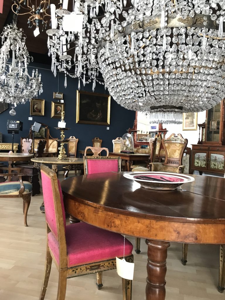 lampadari a goccia di cristallo antichi