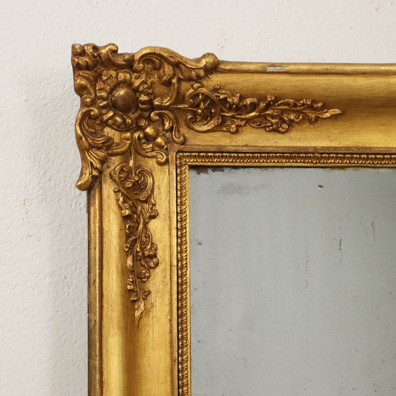 Antike Zierleiste mit Spiegel
