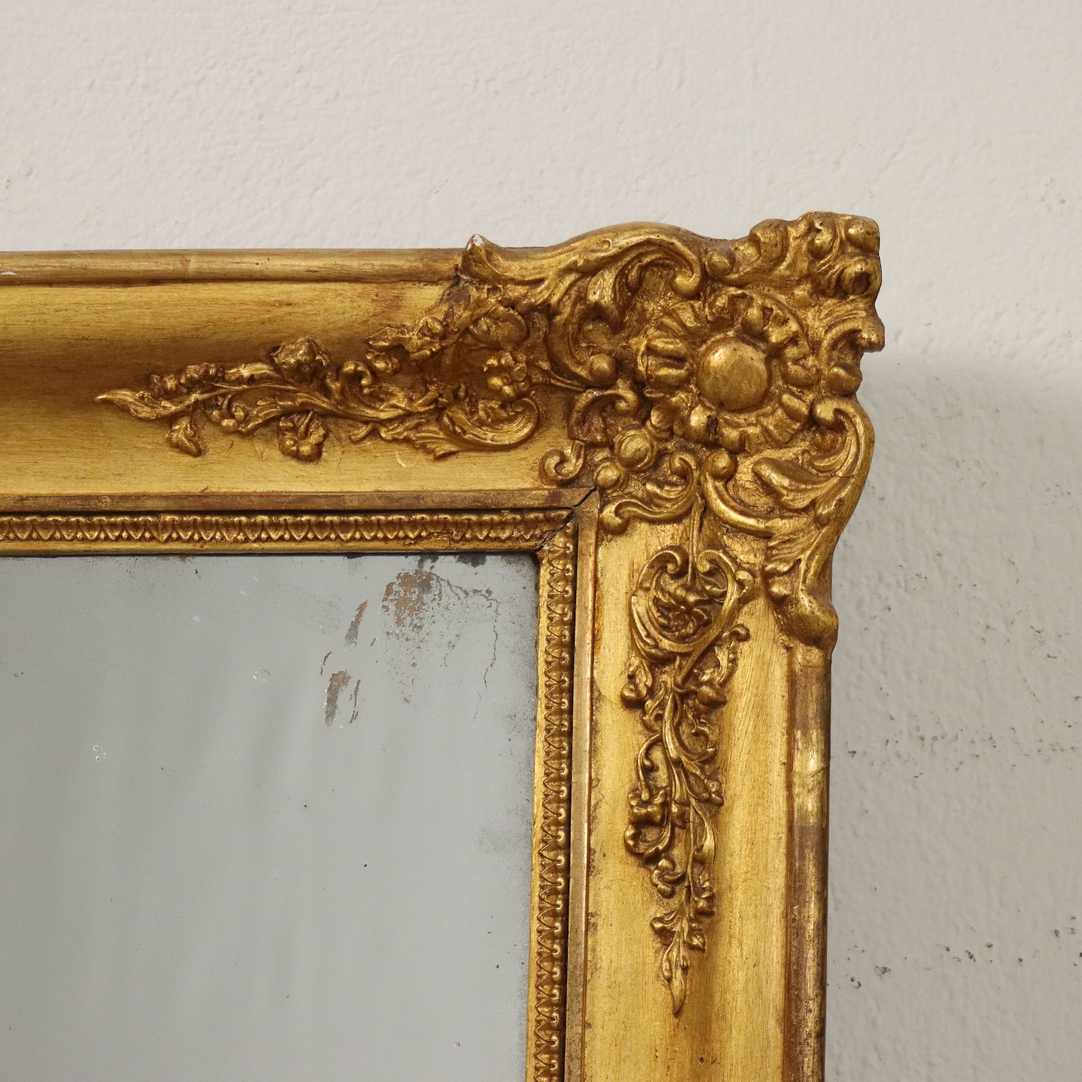 Antike Zierleiste mit Spiegel