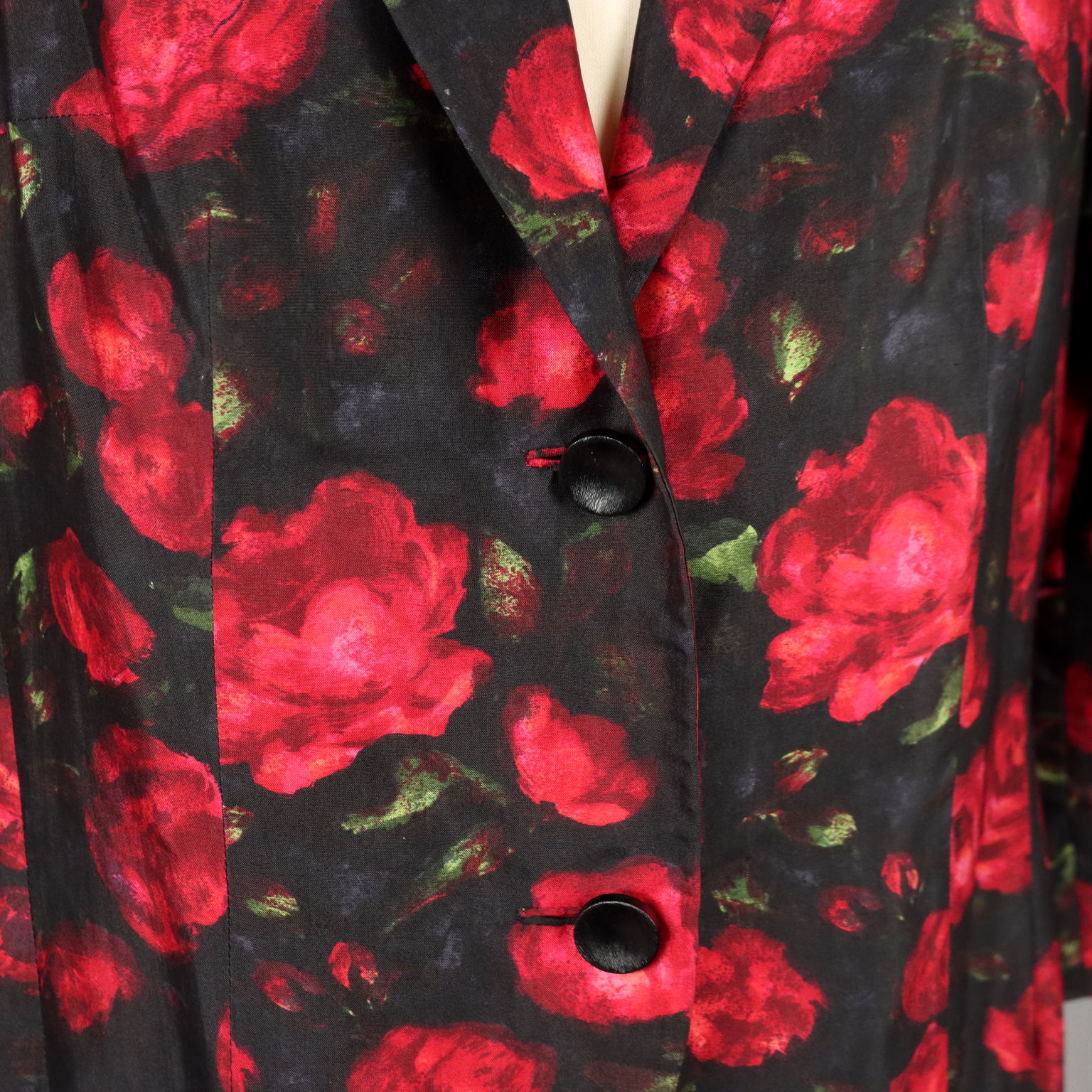 Vestito nero con hot sale rose rosse