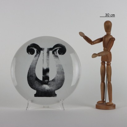 Piatto Piero Fornasetti Serie Tema e V,Piero Fornasetti,Piero Fornasetti,Piero Fornasetti,Piero Fornasetti,Piero Fornasetti,Piero Fornasetti,Piero Fornasetti,Piero Fornasetti,Piero Fornasetti