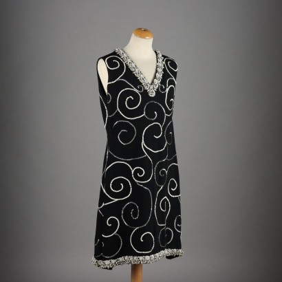 Robe vintage noire avec broderies blanches