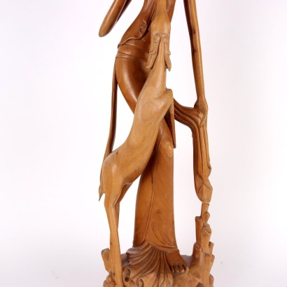 Weibliche Skulptur aus Teakholz