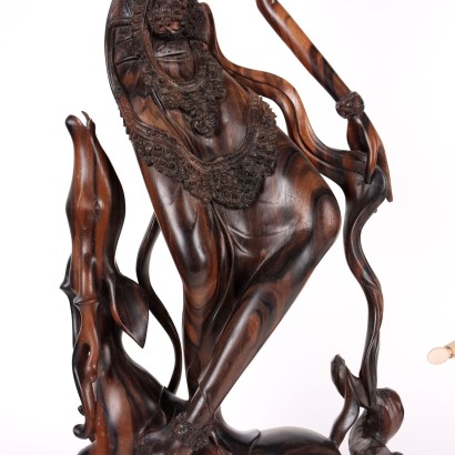 Skulptur einer weiblichen Figur aus Holz