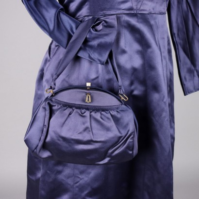 Vintage-Kleid aus blauem Satin mit Handtasche