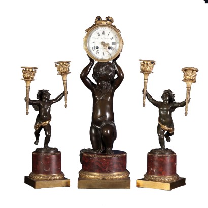 antiquités, horloge, antiquités d'horloge, horloge ancienne, horloge italienne ancienne, horloge ancienne, horloge néoclassique, horloge du XIXe siècle, horloge à pendule, horloge murale, triptyque avec horloge et paire de bougies