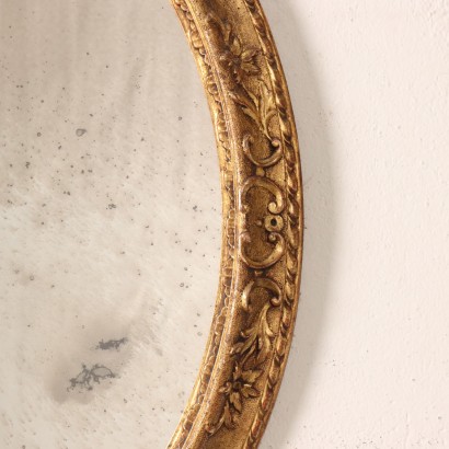 Espejo ovalado de estilo barroco.