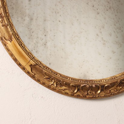 Espejo ovalado de estilo barroco.