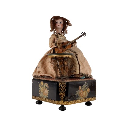 Automate de jeune femme avec guitare