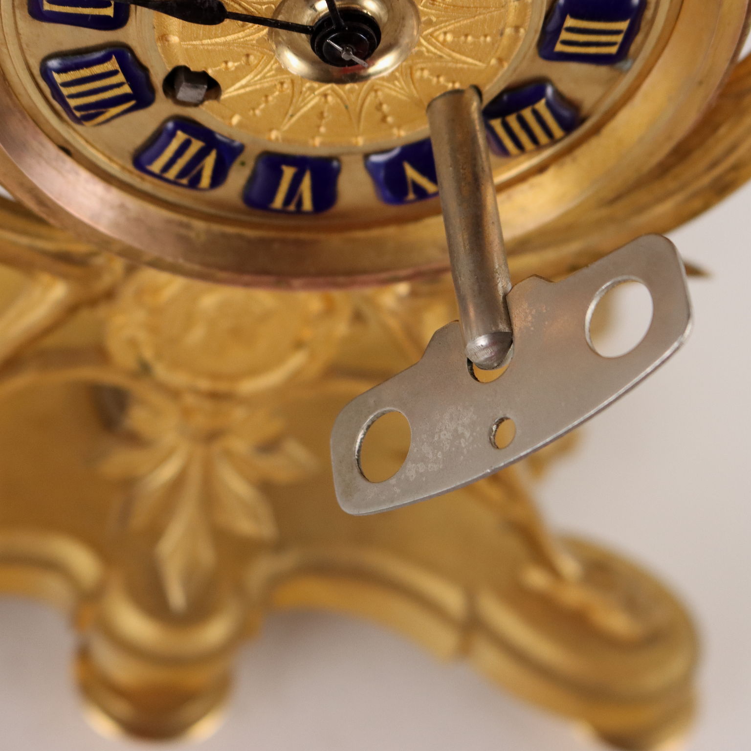 Un porta-orologio in bronzo dorato con un medaglione roc…